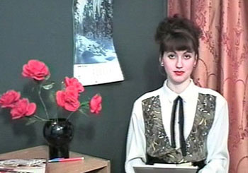 Анна  Вагнер (Данилина) - ведущая раздела  «Примите поздравления» курагинской телепрограммы  в  студии, 1999 г.