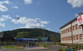 Вертолет губернатора  Красноярского края  заходит на  посадку в Кордово