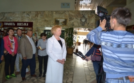 Светлана Родина  дает  интервью участникам пресс-тура.