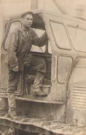 Мой отец Василовский Сергей Николаевич на своем бульдозере на буровой Правдинской нефтеразведочной экспедиции в 1982 г..