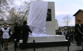 Открытие  памятника  на  ст. Курагино.  2000 год