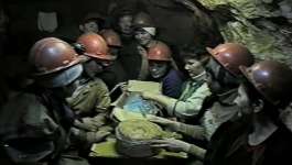 Забастовка женщин в  золотодобывающей шахте поселка Чибижек Курагинского района. 1996 г.