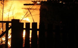 В Березовском сгорели дровеники у двух хозяев
