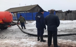 В  с. Кочергино в ограде одной  из местных  жительниц  пришлось  организовывать  откачивание   воды