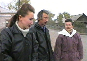 Марина Купцова -    корреспондент курагинского телевидения на   съемке  сюжета  о  благоустройстве  поселка, 1996 г.