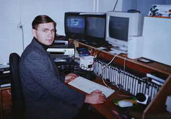 Владимир Никулкин - оператор и  монтажёр курагинской телепрограммы  за пультом, 1997 г. 