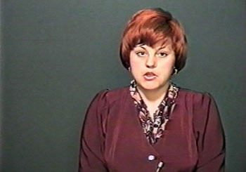 Татьяна  Тюльпанова -    корреспондент  и ведущая курагинской  телепрограммы в  студии, 1998 г.