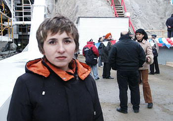 Наталья  Яровая -  корреспондент курагинской  телепрограммы Вариант на строительстве Кролльского тоннеля, 2005 г.